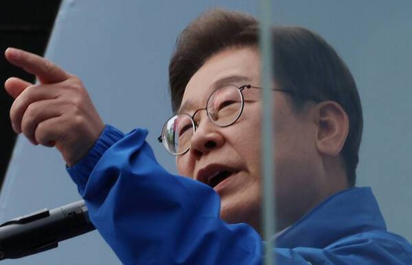 19일 서울 영등포구 타임스퀘어에서 열린 유세에서 방탄유리가 설치된 유세차에 올라 지지를 호소 중인 이재명 더불어민주당 대선 후보. 연합뉴스