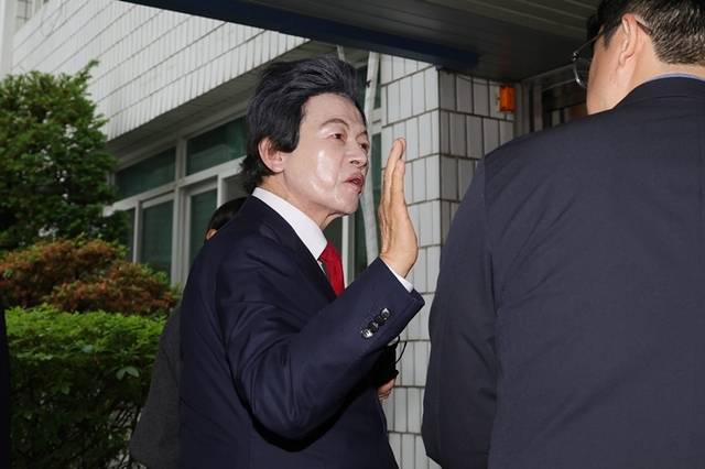 사기와 정치자금법 위반, 준강제추행 등의 혐의를 받는 허경영 국가혁명당 명예대표가 지난 16일 오후 의정부시 가능동 의정부지법에서 구속 전 피의자심문에 앞서 취재진 질문에 답변하고 있다. 연합뉴스