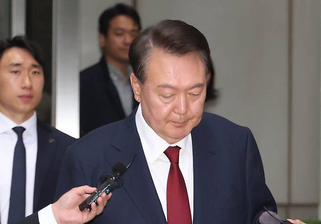 윤석열 전 대통령이 어제(19일) 서울 서초구 서울중앙지방법원에서 열린 내란 우두머리 혐의, 직권남용 권리행사방해 혐의 사건 4차 공판을 마친 후 법정을 나서고 있다. / 사진=연합뉴스