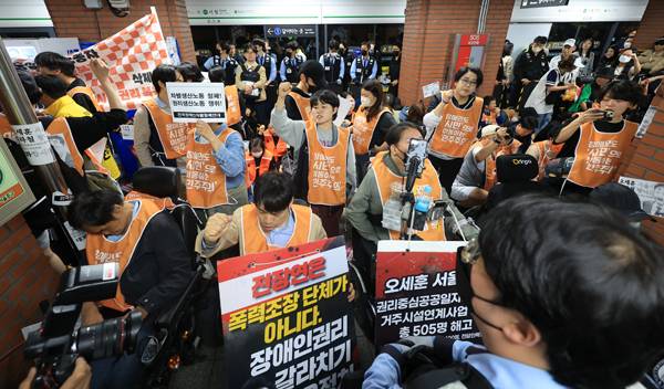 ▲ 전국장애인차별철폐연대 회원들이 5월13일 서울 지하철 2호선 시청역 승강장에서 오세훈 서울시장과의 대화를 요구하며 기자회견을 하고 있다. ⓒ연합뉴스