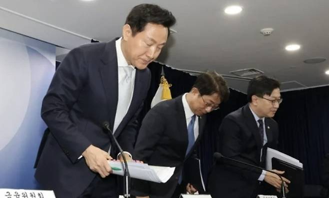 오세훈 서울시장과 박상우 국토교통부 장관이 19일 서울 종로구 정부서울청사에서 주택시장 안정화 방안 브리핑을 마치고 고개 숙여 인사하고 있다. [사진 = 뉴스1]