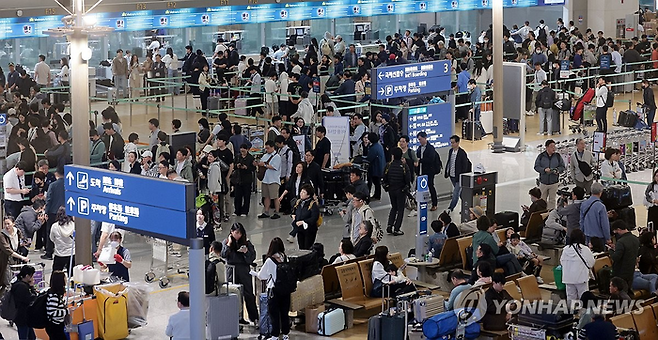 5월 황금연휴를 앞둔 1일 인천국제공항 제1여객터미널 출국장이 승객들로 북적이고 있는 모습. [사진 출처 = 연합뉴스]