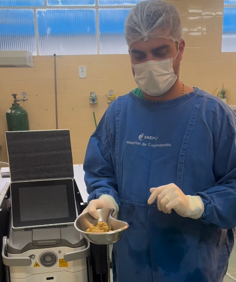 수술을 집도한 비뇨기과 전문의 탈레스 프랑코 지 안드라지 박사. [사진 = drthalesandrade 인스타그램]