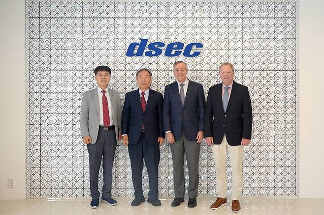 박일동 디섹 회장과 제너럴다이내믹스 경영진이 부산 디섹 본사에서 기념촬영을 하고 있다. 왼쪽부터 윤석용 디섹 사장, 박 회장, 로버트 스미스 제너럴다이내믹스 부회장,  데이비드 카버 나스코 사장. <디섹>