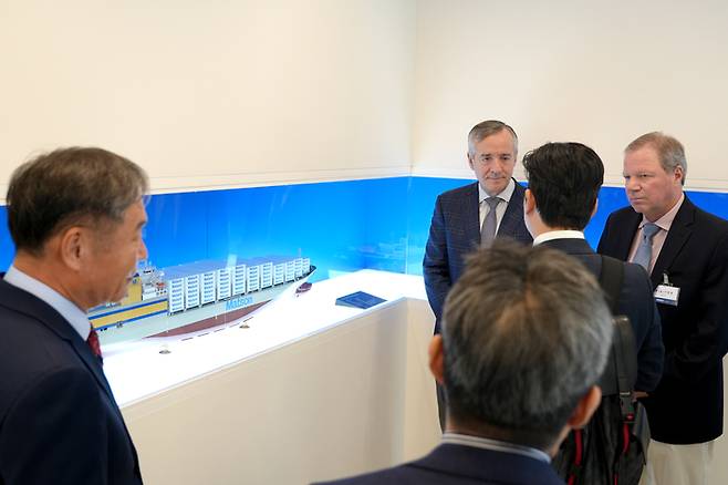 제너럴다이내믹스 경영진이 부산 디섹 본사에서 디섹의 사업현황에 대해 듣고 있다. <디섹>