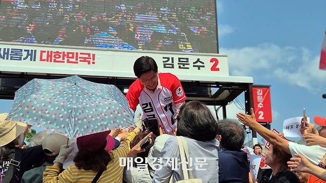 김문수 국민의힘 대선후보가 20일 오후 서울 서초구 반포동 고속터미널역 인근에서 유세 활동 중 지지자들과 악수하고 있다. [이상현 기자]