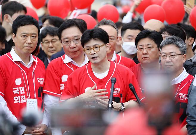 한동훈 전 국민의힘 대표가 20일 오후 부산 수영구 광안리해수욕장에서 김문수 국민의힘 대통령 후보 지원 유세에 나선 가운데 언론 브리핑을 하고 있다. [사진출처=뉴스1]