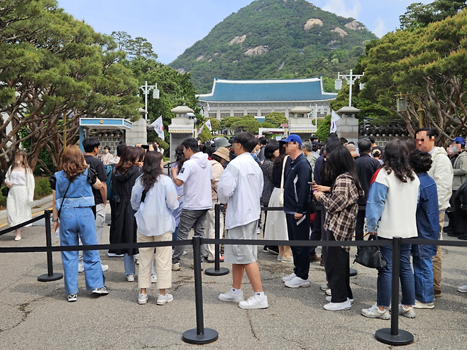 지난 18일 오전 10시 30분께 청와대 내부에 입장하기 위해 사람들이 검표줄에 줄을 서 있다. [사진=지혜진 기자]