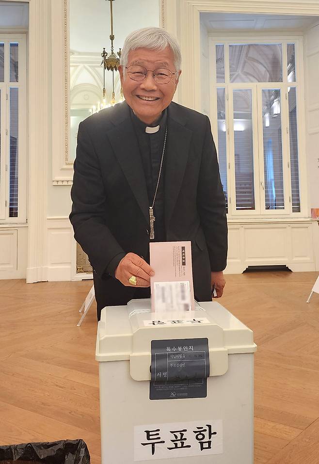 제21대 대통령 선거 재외투표 첫날인 20일(현지시간) 유흥식 추기경이 이탈리아 로마  주이탈리아 한국대사관 내에 마련된 재외 투표소에서 투표함에 투표용지를 넣고 있다. [사진 = 연합뉴스]