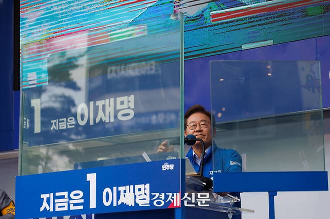 이재명 더불어민주당 후보가 19일 오후 경기 파주 금릉역 유세에서 연설을 하고 있다. [김호영기자]