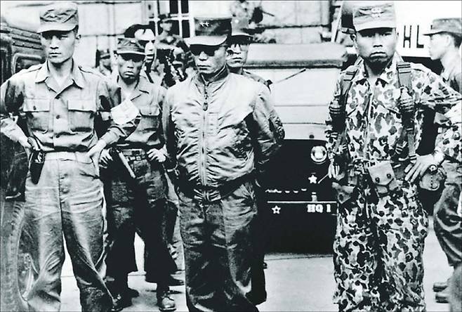 5·16 쿠데타 당시 박정희 장군의 ‘라이방’. 한국 역사에서 선글라스 효과를 가장 극적으로 활용한 이는 박정희 대통령이다. 쿠데타 초기 대중에게 처음 선보이는 사진에 그는 항상 선글라스를 끼고 있었다.