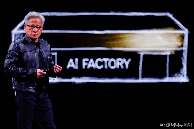 (타이베이 로이터=뉴스1) 최종일 선임기자 = 젠슨 황 엔비디아 최고경영자(CEO)가 19일 대만 타이베이서 '컴퓨텍스 2025’ 개막에 앞서 기조 연설을 하고 있다. 아시아 최대 정보기술(IT) 박람회인 컴퓨텍스는 20~23일 열린다. 2025.05.19  ⓒ 로이터=뉴스1  Copyright (C) 뉴스1. All rights reserved. 무단 전재 및 재배포,  AI학습 이용 금지. /사진=(타이베이 로이터=뉴스1) 최종일 선임기자