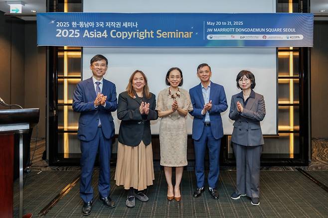 '2025 한-동남아 3국 저작권 세미나'에 참석한 각국 대표단. 왼쪽부터 박정열 한국저작권보호원 원장, 앤 카보찬 필리핀 지식재산청 부청장, 누사라 칸자나쿨 태국 지식재산청 청장, 짠 황 베트남 문체부 저작권국장, 정향미 문체부 저작권국장. / 사진 = 문화체육관광부 제공