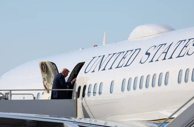 도널드 트럼프 미국 대통령이 4일(현지시간) 미국 플로리아주 팜비치 국제공항에서 에어포스원에 탑승하고 있다. /로이터=뉴스1