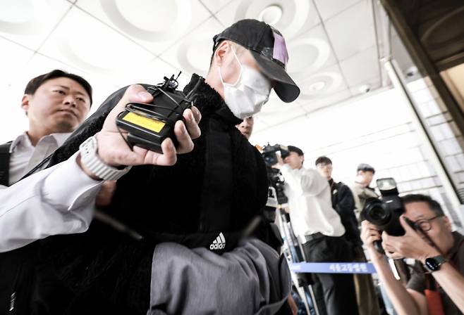 잉글랜드 프로축구 프리미어리그 토트넘 홋스퍼 주장 손흥민을 상대로 허위 임신을 주장하며 금품을 요구한 혐의를 받는 40대 남성 B씨가 지난 17일 서울 서초구 서울중앙지방법원에서 열린 영장실질심사에 출석하고 있다. /사진=뉴시스