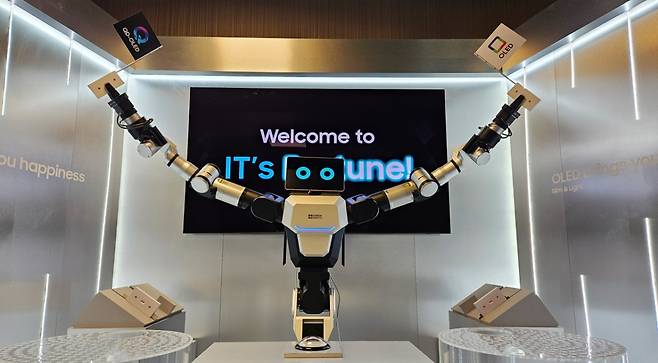 삼성 OLED의 가볍고 얇은 특성을 이색적인 퍼포먼스를 통해 선보이고 있는 레인보우로보틱스의 이동형 양팔로봇 /사진제공=삼성디스플레이