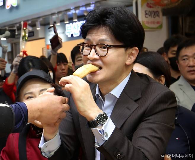 (부산=뉴스1) 윤일지 기자 = 한동훈 국민의힘 대선 경선 후보가 2일 오후 부산 중구 부평깡통시장을 상인들과 인사하며 어묵을 맛보고 있다. 2025.5.2/뉴스1  Copyright (C) 뉴스1. All rights reserved. 무단 전재 및 재배포,  AI학습 이용 금지. /사진=(부산=뉴스1) 윤일지 기자