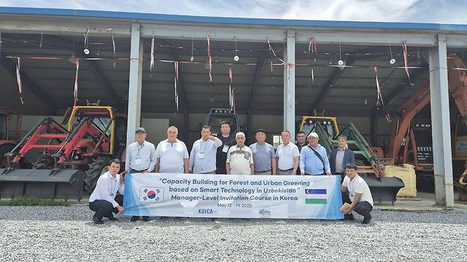 우즈베키스탄 연수단 및 관계자들이 기념사진을 촬영 중이다/사진제공=수프로