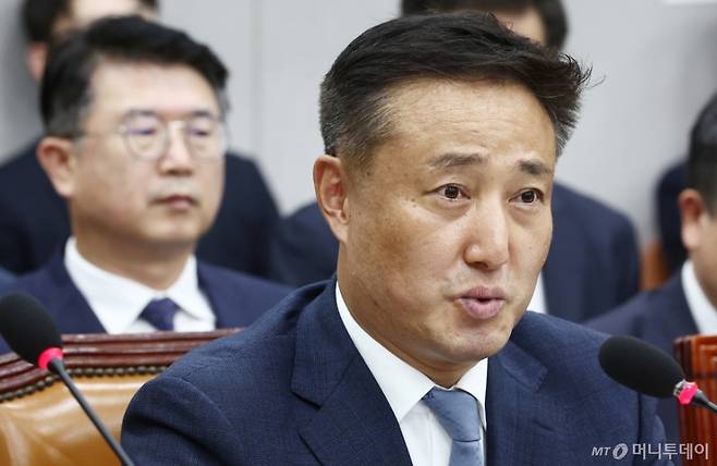 (서울=뉴스1) 김민지 기자 = 안경호 대통령경호처 기획관리실장이 27일 오후 서울 여의도 국회에서 열린 운영위원회 전체회의에서 의원 질의에 답변하고 있다. 2024.8.27/뉴스1  Copyright (C) 뉴스1. All rights reserved. 무단 전재 및 재배포,  AI학습 이용 금지. /사진=(서울=뉴스1) 김민지 기자