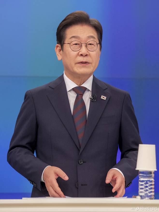 [서울=뉴시스] 국회사진기자단= 이재명 더불어민주당 대선 경선 후보가 25일 서울 중구 티비조선 스튜디오에서 열린 민주당 경선 마지막 TV토론회에서 토론준비를 하고 있다. 2025.04.25. photo@newsis.com /사진=조성봉