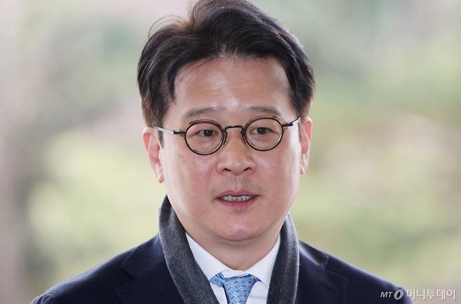 [서울=뉴시스] 김명년 기자 = 헌법재판소에서 탄핵소추안이 기각되면서 직무에 복귀한 이창수 중앙지검장이 13일 오후 서울 서초구 서울중앙지방검찰청으로 출근하며 입장을 밝히고 있다 2025.03.13. kmn@newsis.com /사진=김명년