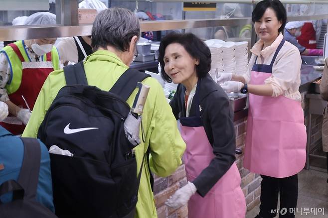 (서울=뉴스1) = 김문수 국민의힘 대통령 후보의 부인 설난영 여사가 20일 서울시립 은평노인종합복지관을 찾아 배식봉사 활동을 하고 있다. (국민의힘 제공. 재판매 및 DB금지) 2025.5.20/뉴스1  Copyright (C) 뉴스1. All rights reserved. 무단 전재 및 재배포,  AI학습 이용 금지. /사진=(서울=뉴스1)