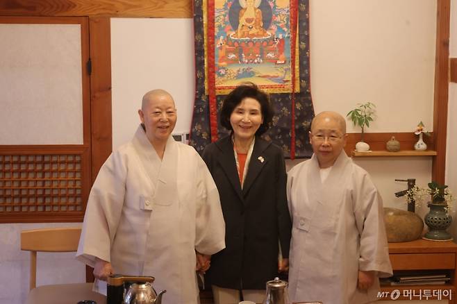 [서울=뉴시스] 권창회 기자 = 김문수 국민의힘 대선 후보 부인 설난영 여사가 20일 서울 은평구 진관사를 방문해 회주 계호 스님과 주지 법해 스님을 예방하고 있다. (사진=국민의힘 제공) 2025.05.20. photo@newsis.com /사진=
