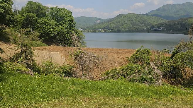 하남시 풍산동 공사 현장에서 발생한 사토(흙)가 경기 광주시 남종면 수청리산 29번지 일대 유지 및 농지에 불법적으로 투기됐다는 의혹이 제기됐다. 사진은 남종면 수청리산 29번지 일대 전경. /사진=제보자
