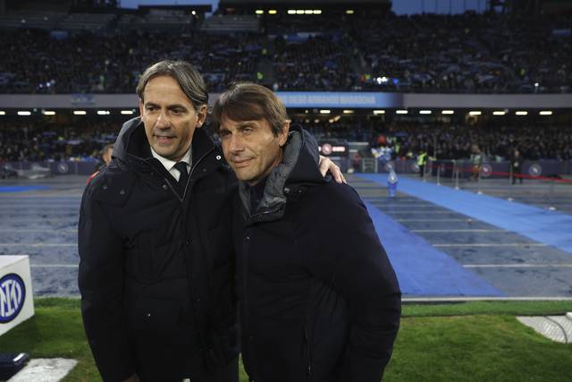 시모네 인차기(왼쪽) 인터 밀란 감독과 안토니오 콘테 나폴리 감독이 지난 3월 맞대결을 앞두고 어깨동무를 하며 서로를 격려하고 있다.  AP 뉴시스