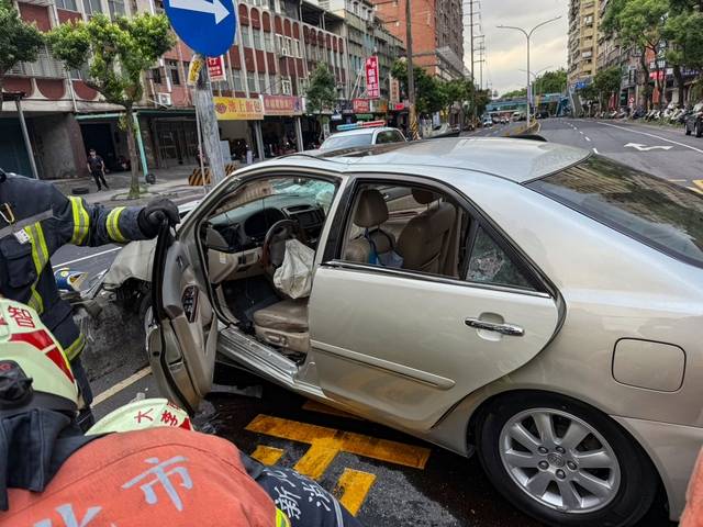 19일 대만 신베이시 타이베이대 부속초등학교 일대에서 인도를 덮친 뒤 멈춰선 승용차를 소방대원들이 조사하고 있다. 이 사고로 최소 3명이 숨지는 등 총 15명이 다쳤다. AFP 연합뉴스