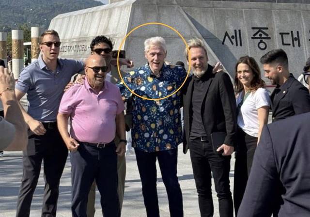 빌 클린턴 전 미국 대통령이 최근 서울 광화문 세종대왕상 앞에서 기념촬영하고 있다. 사진 온라인 커뮤니티 보배드림 캡처