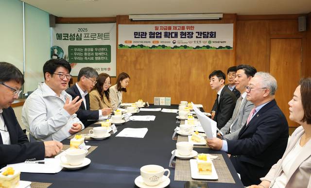 권재한(왼쪽 두 번째) 농촌진흥청장이 20일 대전 중구 성심당 본점을 방문해 성심당 관계자들과 국산밀 제품개발을 위한 상생협력 방안 등을 논의하고 있다.  농촌진흥청 제공