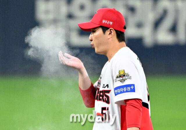 28일 오후 광주광역시 임동 광주기아챔피언스필드에서 진행된 '2024 프로야구 KBO리그 포스트시즌' 한국시리즈 5차전 KIA타이거즈와 삼성라이온즈의 경기. 기아 전상현이 등판하고 있다./마이데일리