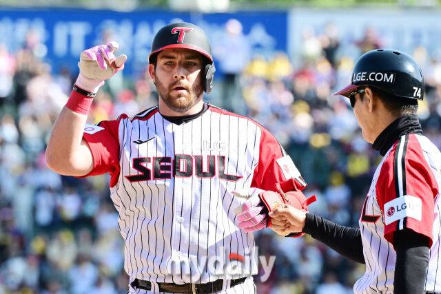 4일 오후 서울 잠실구장에 진행된 '2025 신한 SOL뱅크 KBO 리그' SSG-LG의 경기. LG 오스틴이 7회말 안타를 때린 뒤 세리머니를 펼치고 있다./마이데일리