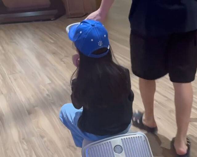 주상욱이 딸을 캐리어에 앉혀서 끌고 가고 있다. / 차예련 소셜미디어 캡처