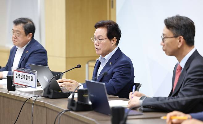 박완수 경남도지사가 19일 도정 회의실에서 실국본부장회의를 주재하고 있다. [경남도 제공]