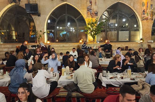 아나톨리아 지역 중남부 아브라함의 고향 샨르우르파 식당의 만찬 풍경