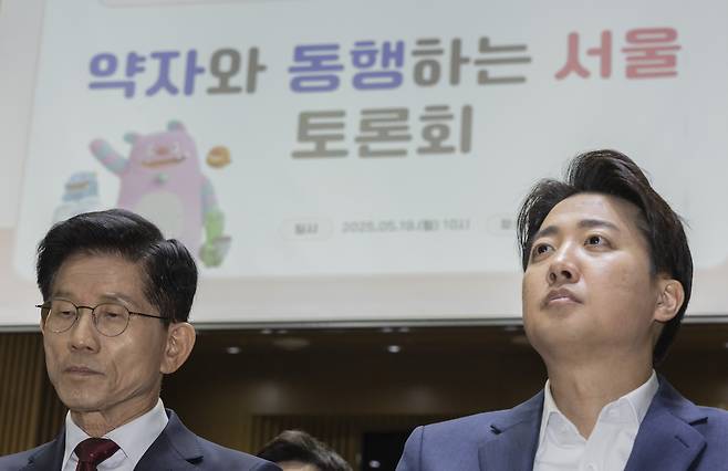 김문수 국민의힘 대선후보(왼쪽)와 이준석 개혁신당 후보가 지난 19일 서울 중구 서울시청에서 열린 ‘약자와 동행하는 서울 토론회’에 참석해 나란히 앉아 있다. [연합]