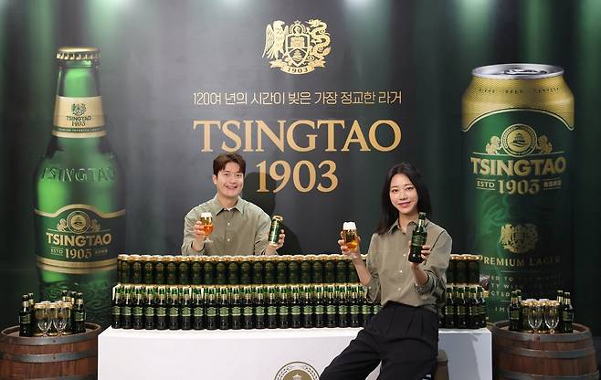 모델들이 칭따오가 공식 출시하는 ‘칭따오 1903’ 제품을 선보이고 있다. [비어케이 제공]