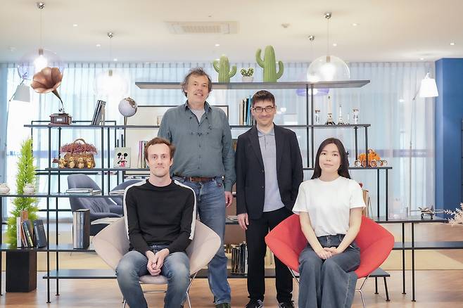 이번 연구를 수행한 연구진. 안톤 가드너(윗줄 왼쪽부터 시계방향)  특훈교수, 스테판 롤랑 IBS 연구위원(現 UNIST 연구부교수), 카디샤 살레모바 연구원, 피터 기어리 연구원.[UNIST 제공]