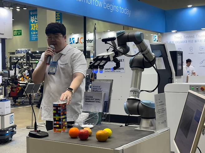 스마트공장·공장자동화 분야 전문관에 부스를 차린 유니버셜로봇 관계자가 3D카메라, AI 등이 연동된 작업로봇을 시연하고 있다. [홍윤 기자]