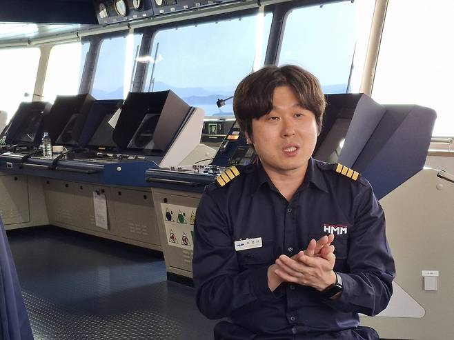 이정진 HMM펄호 선장이 최근 글로벌 해운환경 변화에 대한 설명을 이어가고 있다. [김성우 기자]