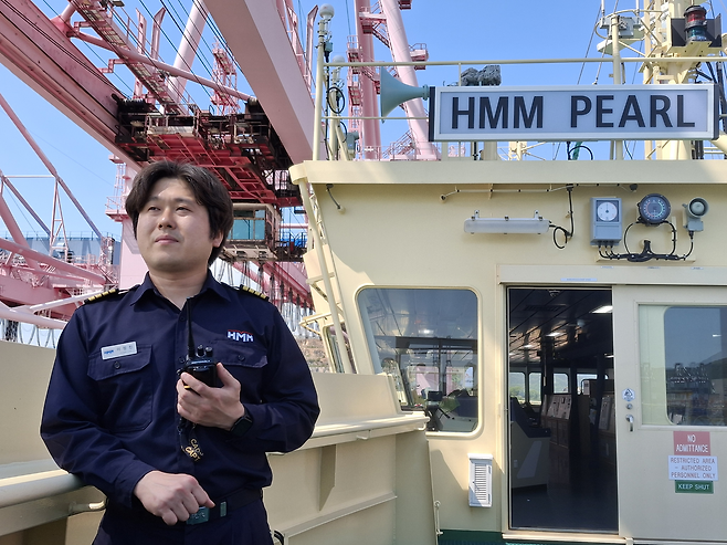 이정진 HMM펄호 선장이 조타실 앞에서 포즈를 취하고 있다. [김성우 기자]