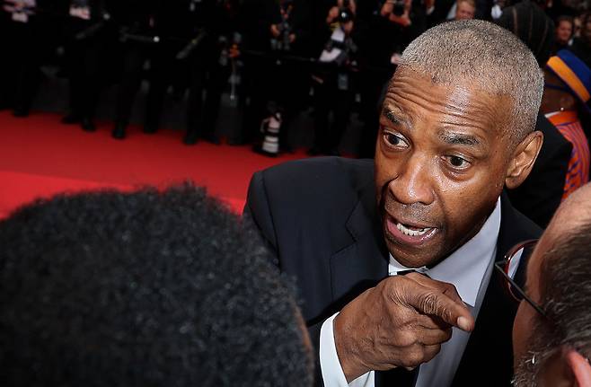 배우 덴젤 워싱턴이 프랑스 칸에서 열린 제78회 칸국제영화제에서 레드카펫 행사 도중 사진기자의 얼굴에 삿대질을 하며 소리를 지르고 있다. [게티이미지]