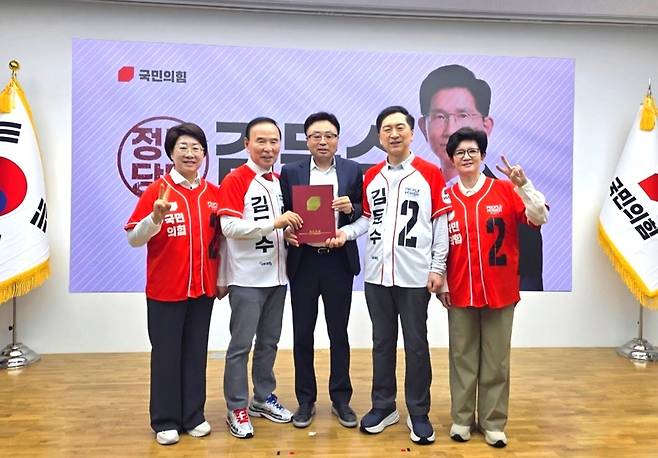 최병욱 전 국토교통부노동조합 위원장이 20일 국민의힘 중앙선거대책위원회 김문수 대통령 후보 직속 지방살리기특별위원회 기회발전특구지원 위원장으로 임명된 후 기념 촬영을 하고 있다.[지방살리기특별위원회제공]