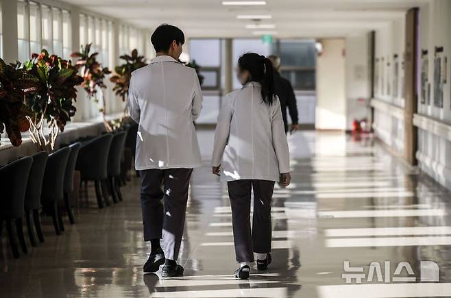 [서울=뉴시스] 정병혁 기자 = 의정갈등이 1년째 지속되고 있는 21일 서울시내 한 대학병원에서 의료진들이 이동하고 있다. 2025.02.21. jhope@newsis.com