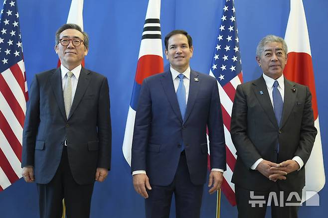 [브뤼셀=AP/뉴시스]조태열 외교부 장관과 마코 루비오 미 국무장관, 이와야 다케시 일본 외무상이 지난달 3일(현지 시간) 벨기에 브뤼셀에서 만나 한미일 외교장관회담을 개최하기 전 기념촬영을 하고 있다. 2025.05.20.