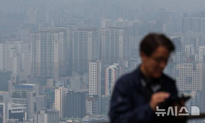 [서울=뉴시스] 김진아 기자 = 서울 아파트값이 15주 연속 오름세를 이어가며 이번 주 상승폭은 전주(0.08%)보다 커진 0.10%로 확대됐다. 강남·강북 주요 지역과 재건축 단지를 중심으로 매수세가 이어졌다. 한국부동산의 주간 아파트가격 동향 조사 결과 지난 12일 기준 전국 아파트 매매가격(-0.01%→0.00%)은 하락을 멈추고 보합 전환했으며 수도권(0.02%→0.02%)은 상승폭이 유지됐다. 사진은 15일 서울 남산에서 바라본 아파트 단지. 2025.05.15. bluesoda@newsis.com
