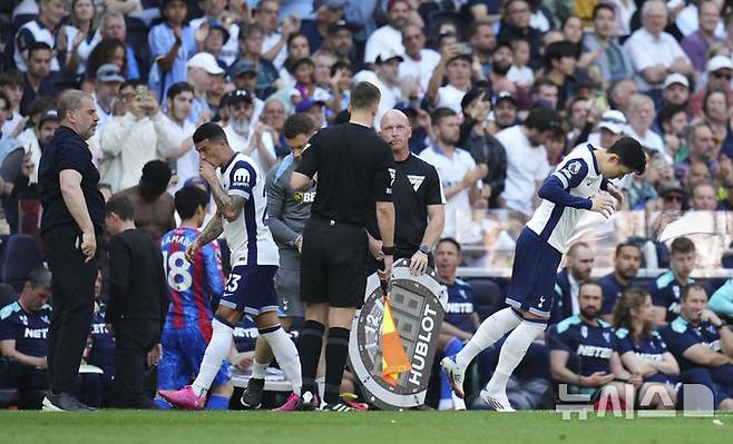 [런던=AP/뉴시스] 토트넘 홋스퍼의 손흥민(오른쪽)이 지난 11일(현지 시간) 영국 런던의 토트넘 홋스퍼 스타디움에서 열린 2024-25 프리미어리그 36라운드 크리스털 팰리스와 경기 후반 13분 교체 투입되고 있다. 손흥민은 8경기 만에 복귀했으며 토트넘은 0-2로 완패했다. 2025.05.12.