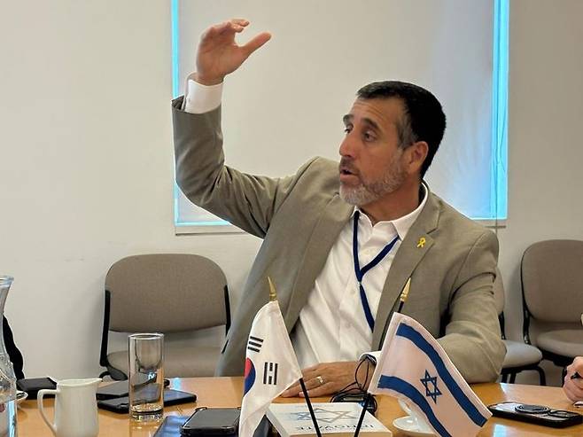 [예루살렘=뉴시스]김난영 기자 = 이스라엘 외무부 아시아·태평양 담당 아비브 에즈라 부국장이 20일(현지 시간) 예루살렘 소재 외무부 청사에서 한국 기자단과 만나 대화하고 있다. 2025.05.20. *재판매 및 DB 금지